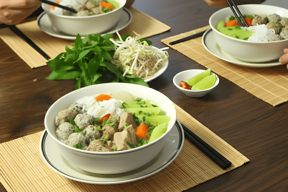 Vi&ecirc;n mọc l&agrave;m từ thịt xay, trộn c&ugrave;ng nấm hương, mộc nhĩ v&agrave; gia vị truyền thống